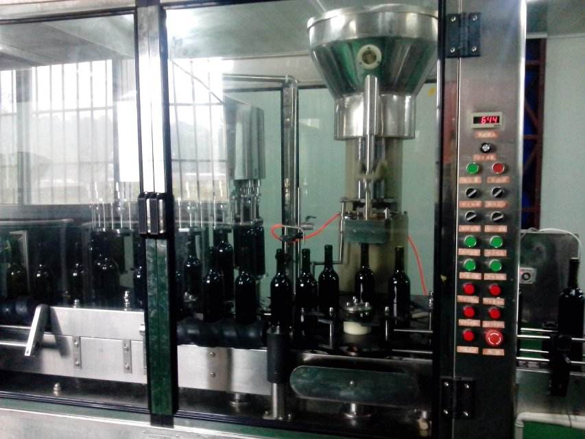 河南百冠機械小型自動全套葡萄飲料生產(chǎn)線設備果汁加工定制廠家